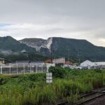 セメント会社が採掘している石灰岩の山肌